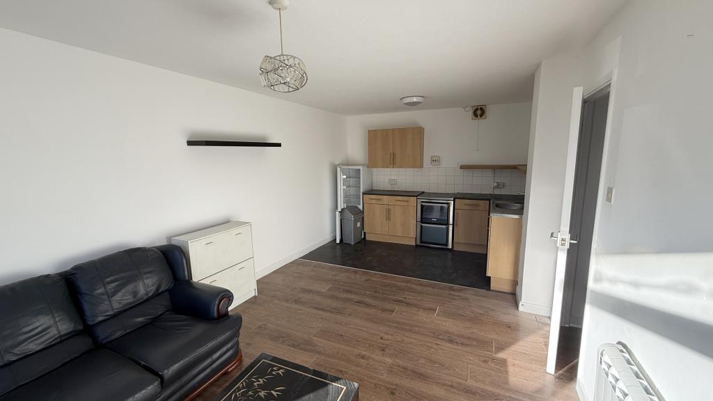 Lot: 142 - VACANT FLAT FOR INVESTMENT OR OWNER OCCUPATION - Internal image of kitchen/living area from front window